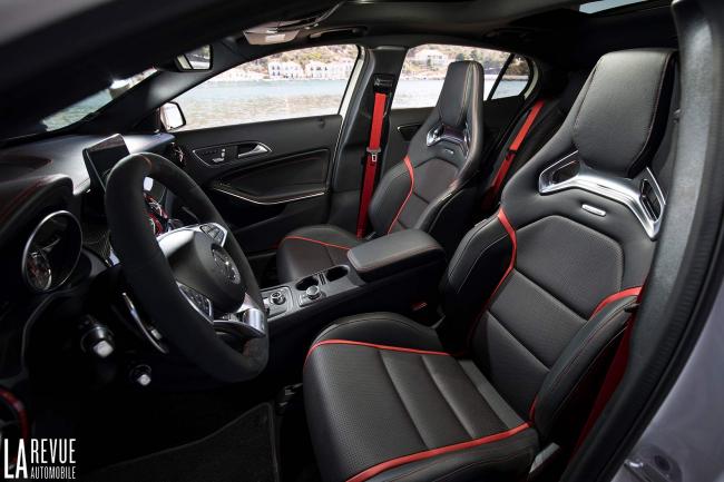 Interieur_Mercedes-AMG-GLA-45-4MATIC_41