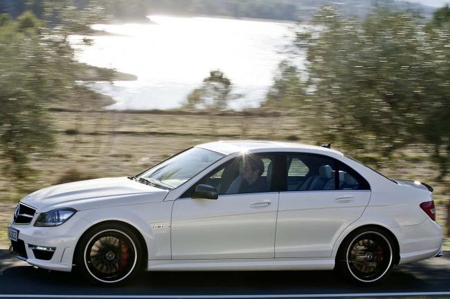 Exterieur_Mercedes-C63-AMG-2011_5