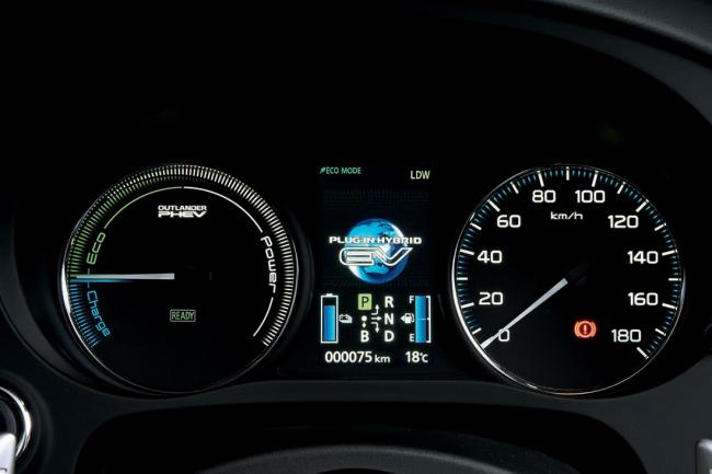 Interieur_Mitsubishi-Outlander-Electric_20