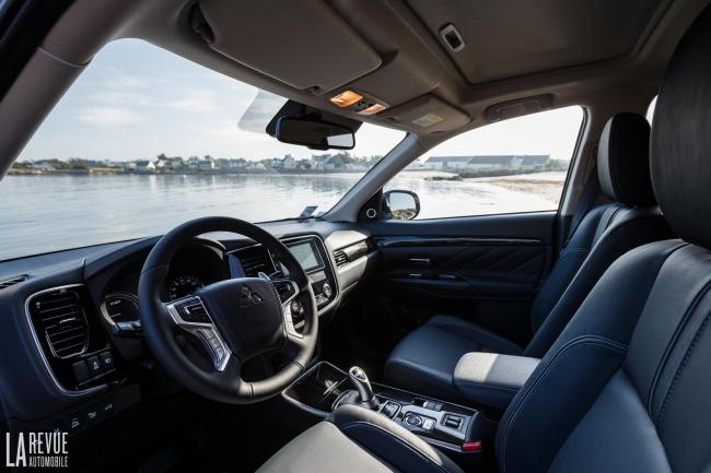 Interieur_Mitsubishi-Outlander-Hybride-PHEV_33