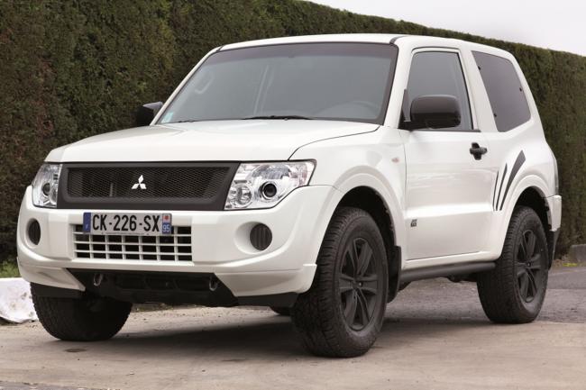 Exterieur_Mitsubishi-Pajero-Sport-Black_0