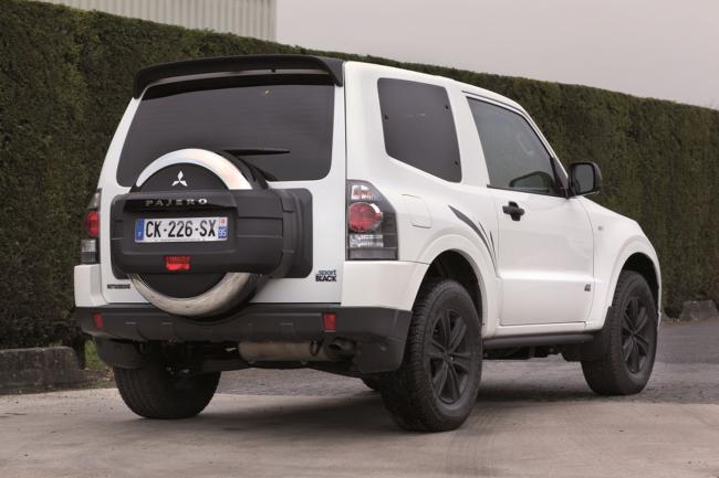 Exterieur_Mitsubishi-Pajero-Sport-Black_2