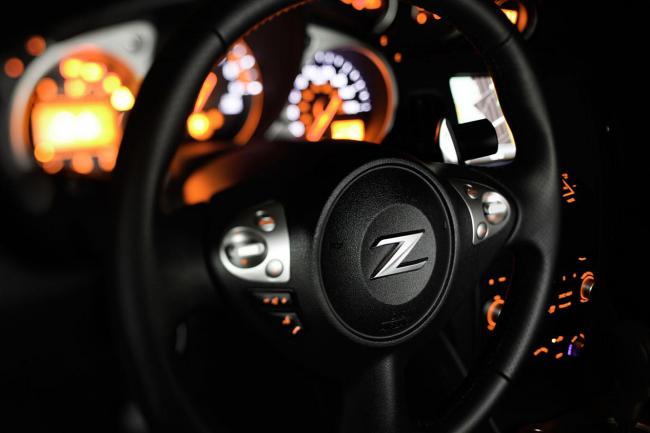 Interieur_Nissan-370Z-2012_15