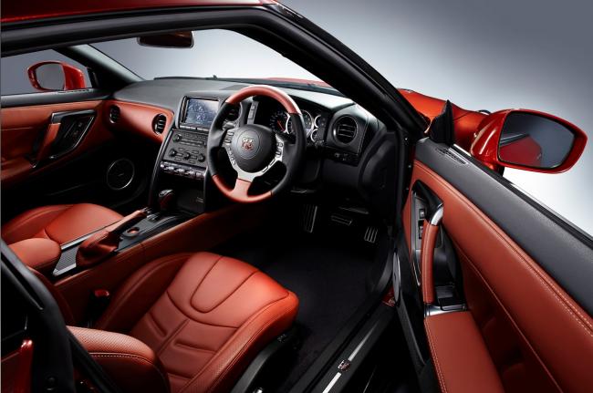 Interieur_Nissan-GTR-2014_12