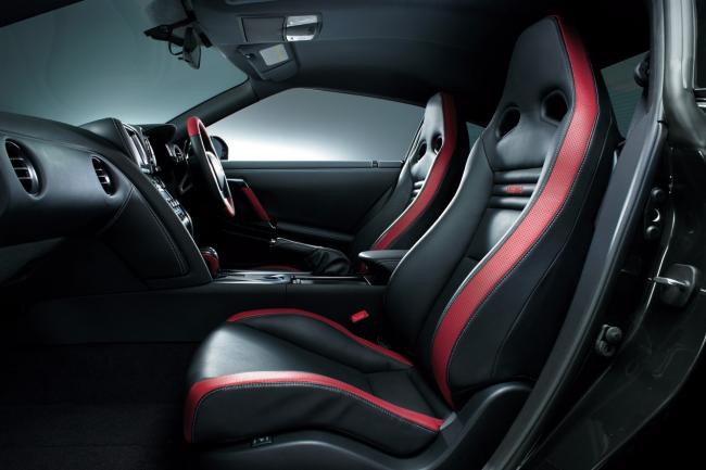 Interieur_Nissan-GTR-2014_11