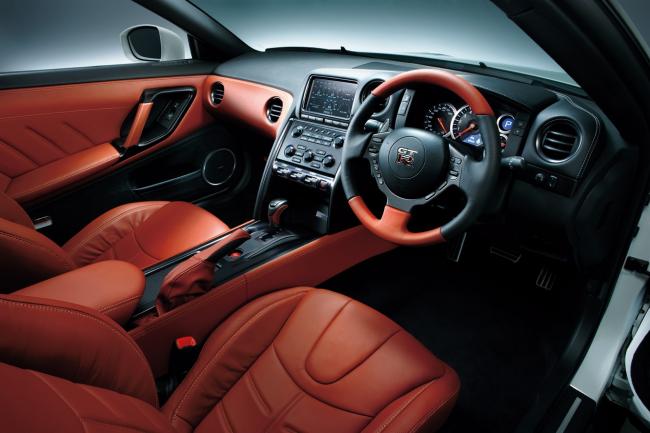 Interieur_Nissan-GTR-2014_10