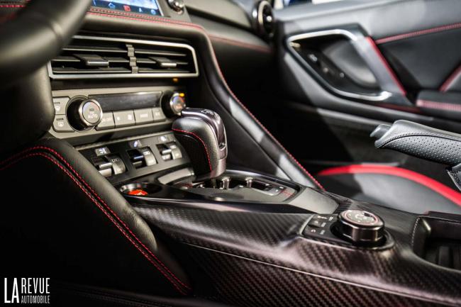 Interieur_Nissan-GTR-R35-2017_12