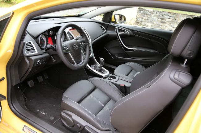 Interieur_Opel-Astra-GTC-2014_38