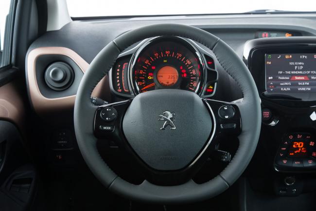 Interieur_Peugeot-108-TOP-VTi_24