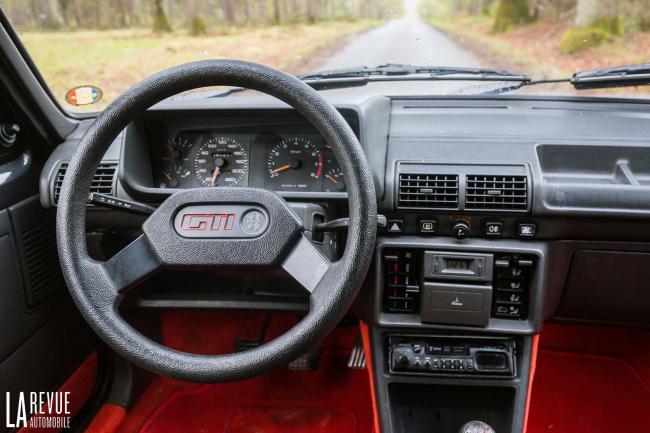 Interieur_Peugeot-205-GTI-1.6_19