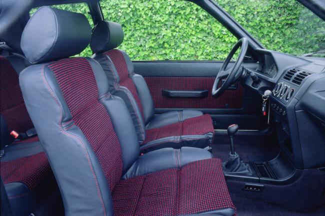 Interieur_Peugeot-205-GTI_4