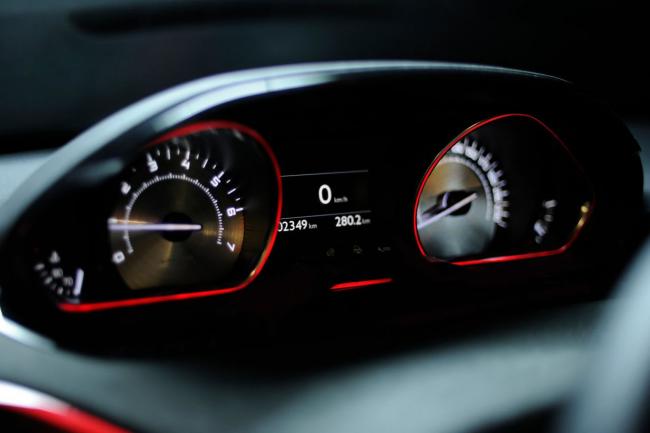 Interieur_Peugeot-208-GTi-Concept_13