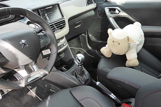 Interieur_Peugeot-208-XY-e-HDi_21