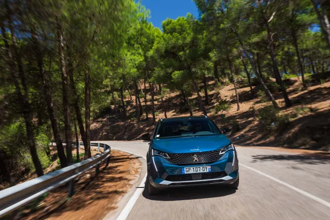 Quel SUV compact choisir en 2024 ? La référence est ... la Peugeot 3008 mHEV