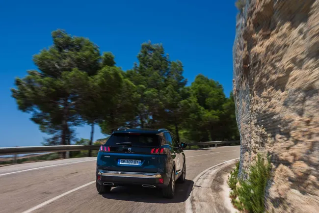 Quel SUV compact choisir en 2024 ? La référence est ... la Peugeot 3008 mHEV