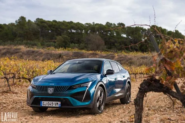 Romain Ntamack: Le nouveau pilier de PEUGEOT, entre Rugby et Élégance