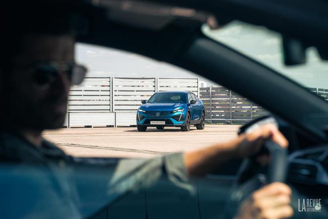 Exterieur_peugeot-408-le-melange-entre-berline-et-suv_17