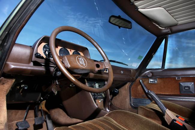 Interieur_Peugeot-504-coupe-2.0_28