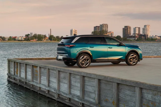 Essai Peugeot e-5008 : le vaisseau-lion caméléon au cœur des fjords