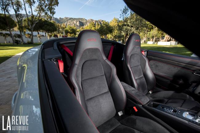 Interieur_Porsche-911-Carrera-4-GTS-Cabriolet-2017_42