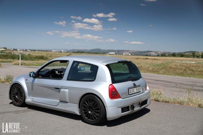 Exterieur_Renault-Clio-V6-Roadtrip_23