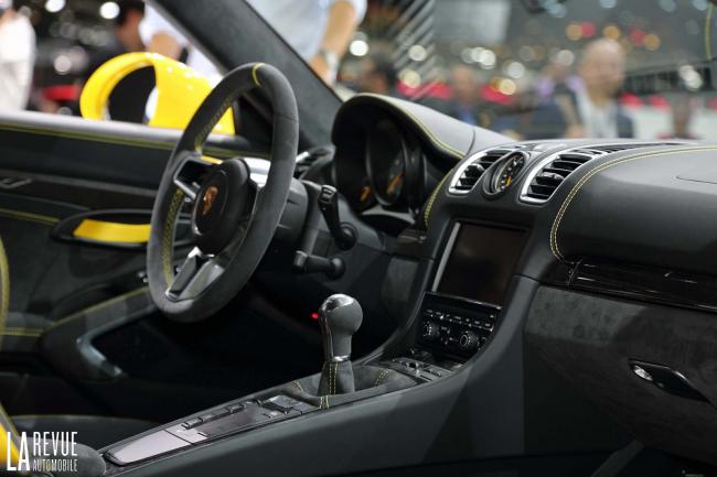 Interieur_Salons-Porsche-Cayman-GT4_11