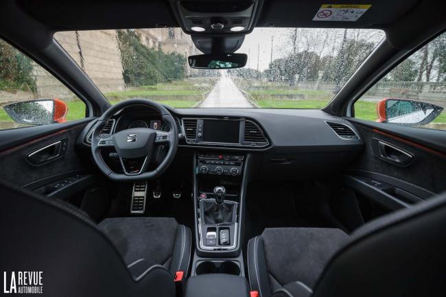 Interieur_Seat-Leon-Cupra-ST-300_47