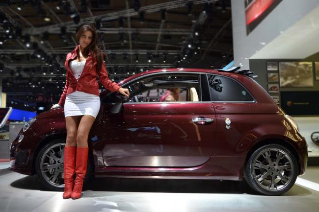 Exterieur_Sexy-Italian-babes-Paris-motorshow_2