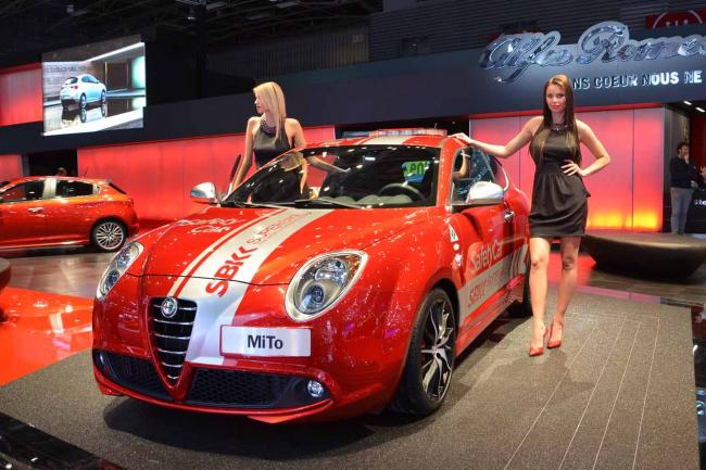 Exterieur_Sexy-Italian-babes-Paris-motorshow_5