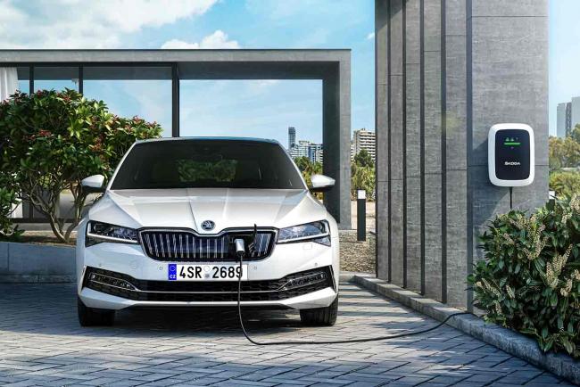 SKODA passe à l’hybride avec la nouvelle Superb iV