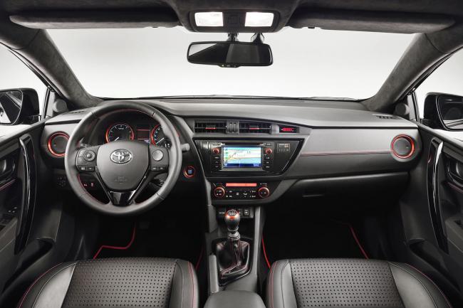 Interieur_Toyota-Auris-Touring-Sports-Black_4