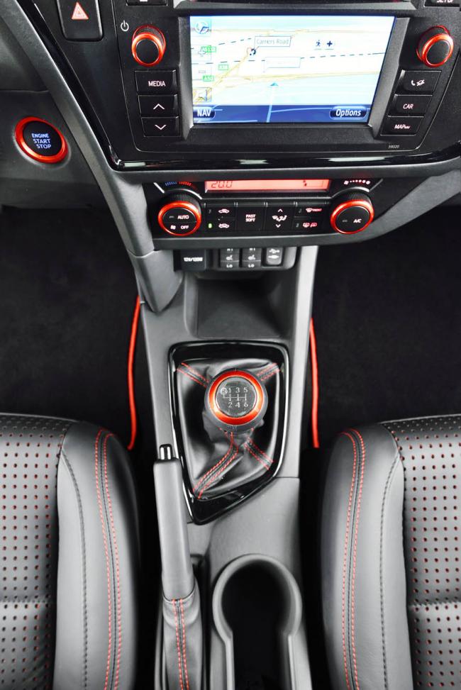 Interieur_Toyota-Auris-Touring-Sports-Black_3