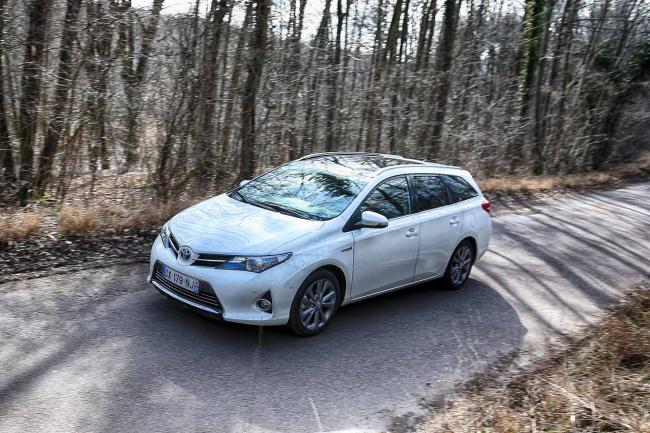 Exterieur_Toyota-Auris-Touring-Sports-Hybride_4