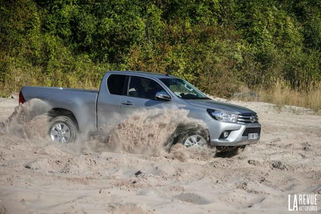 Essai nouveau Toyota Hilux : Fernando Alonso s’en donne à coeur joie