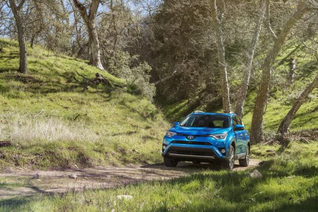 Exterieur_Toyota-RAV4-Hybride-4x4-2015_8