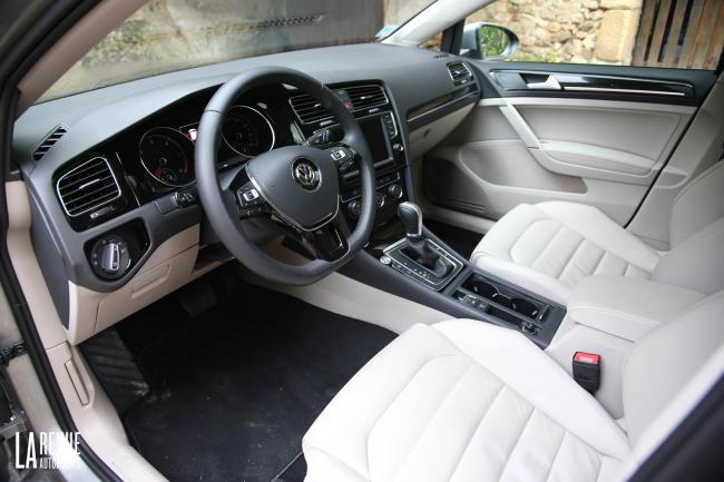 Interieur_Volkswagen-Golf-2.0-TDI-150-DSG-Carat_33