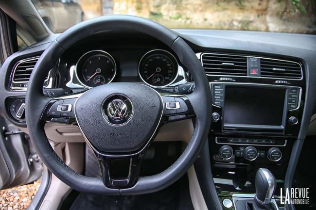 Interieur_Volkswagen-Golf-2.0-TDI-150-DSG-Carat_32