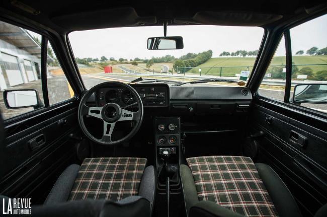 Interieur_Volkswagen-Golf-GTI_16