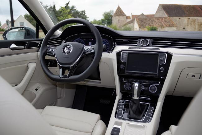 Interieur_Volkswagen-Passat-SW-TDI-240_17