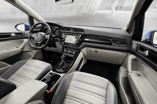 Interieur_Volkswagen-Touran-2015_9