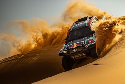 Image principale de l'actu: Chicherit et de Mévius en piste pour le DAKAR avec l'HILUX