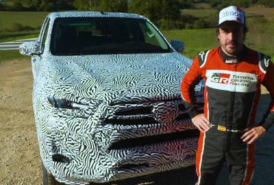 Image principale de l'actu: Essai nouveau Toyota Hilux : Fernando Alonso s’en donne à coeur joie