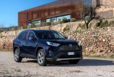 Image principale de l'actu: Le Toyota RAV4 Hybride passe enfin au RECHARGEABLE !