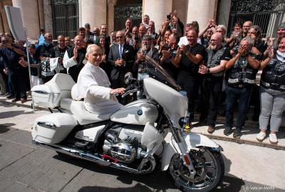 Image principale de l'actu: Une BMW R 18 Transcontinental bénie par le Pape… et bientôt aux enchères