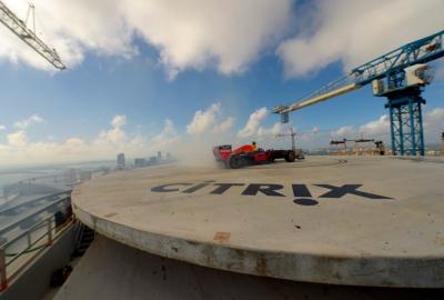 Une f1 red bull s amuse en haut dun building 