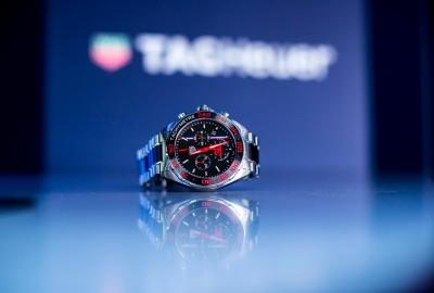 Tag Heuer offre à Max Vertsappen sa propre montre de course