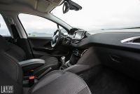 Interieur_Comparatif-Peugeot-208-VS-Seat-Ibiza_32