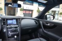 Interieur_Infiniti-FX-30d-S-Black-White_25
                                                        width=