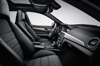 Interieur_Mercedes-C63-AMG-2011_15
                                                        width=