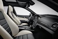 Interieur_Mercedes-C63-AMG-2011_18